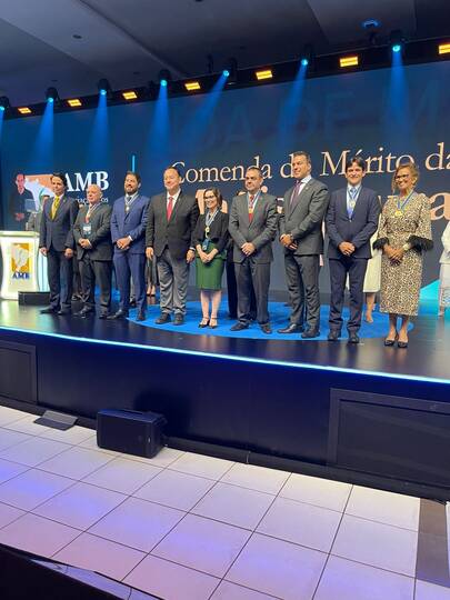 Associados recebem a Comenda do Mérito da Magistratura durante o CBM