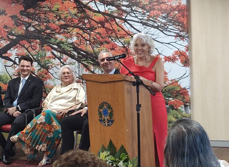 Maria Isabel da Silva recebe homenagem em sua aposentadoria