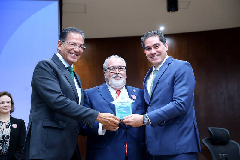 Corregedor-Geral de Justiça do TJDFT recebe o Prêmio Corregedoria Ética do CNJ